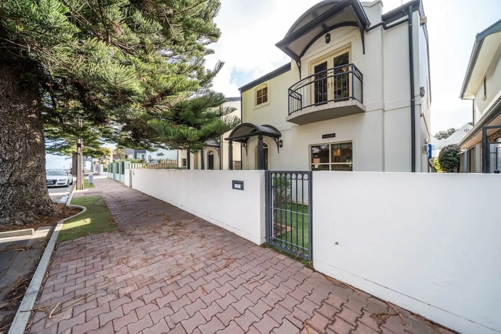 Glenelg Beach Stylish 2 Story Townhouse Sea View