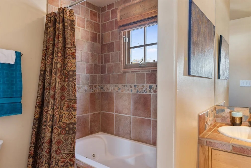 Art Haven - Stylish Southwestern Comfort, Walk to The Plaza