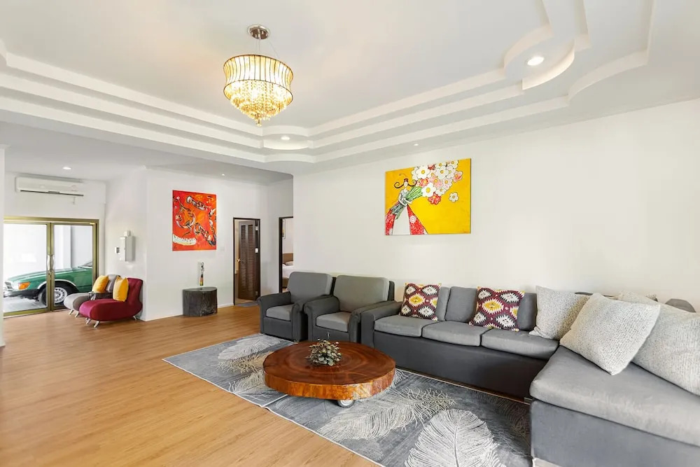 Happy Family Villa 2 -Phuket Private Pool Villa 5 bedrooms with large kitchen and garden