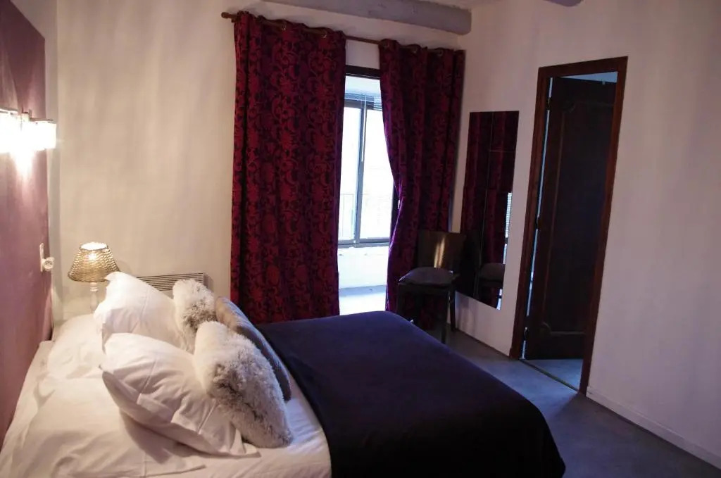 HOTEL 3 étoiles NN "LOU CIGALOUN"