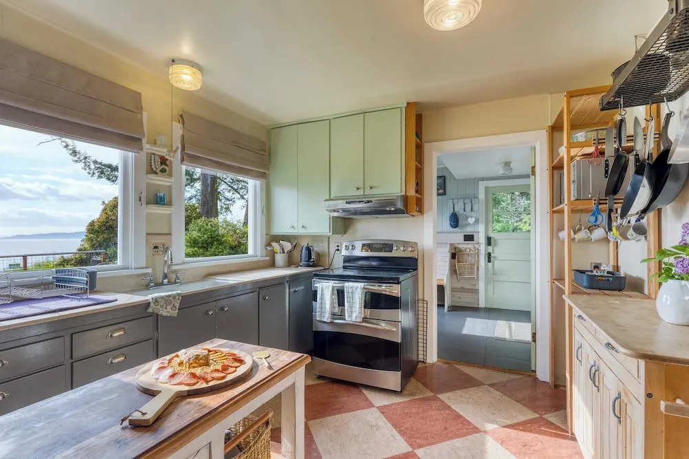 Maxwelton Aerie Bluffside Retreat w/ Sweeping Puget Sound Views + Firepit