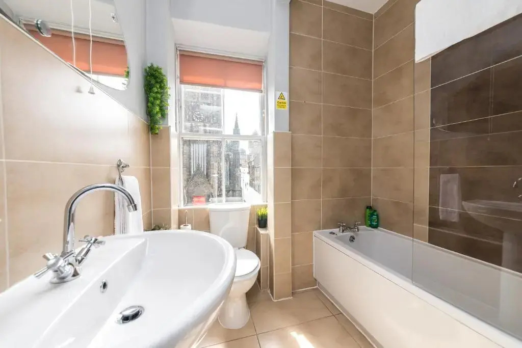 F&O Apartments - 1 bedroom Royal Mile apt Stunning castle view Sleeps 2