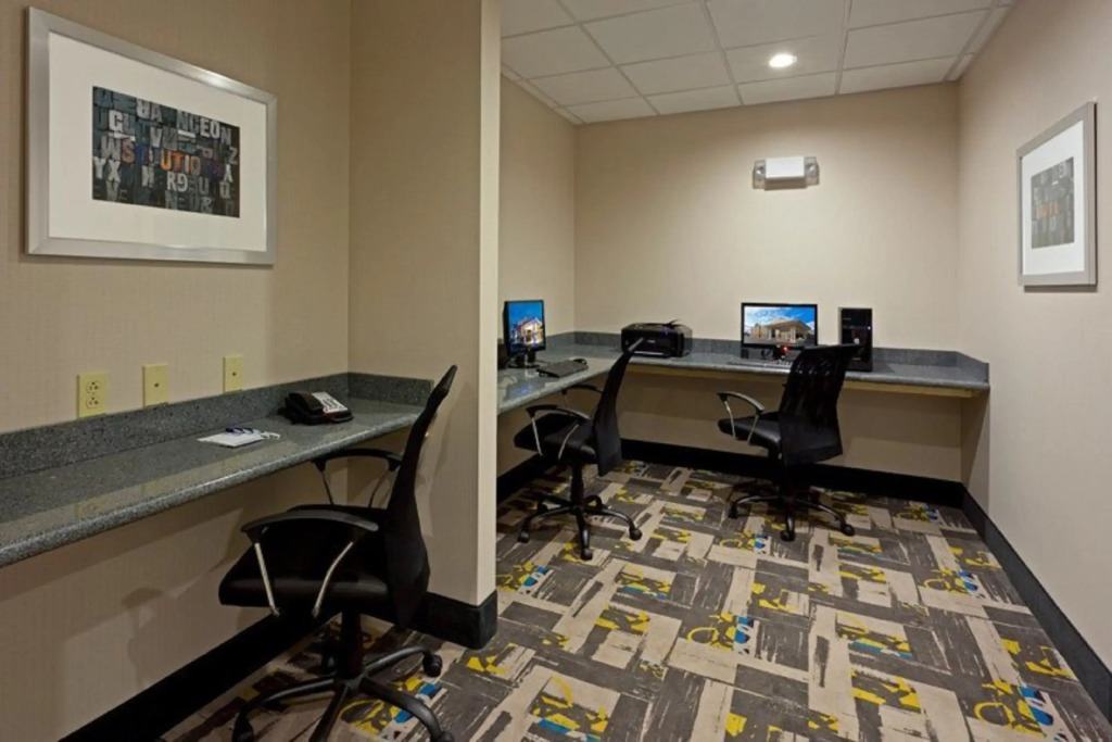 Holiday Inn Express Hotel & Suites Batavia -