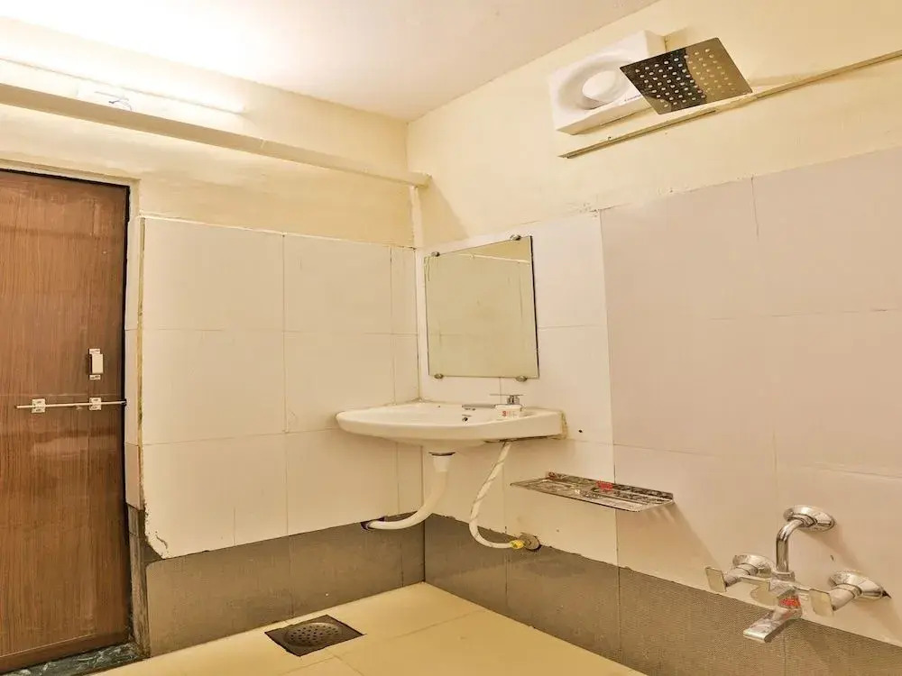 OYO 11427 Hotel Kalyan
