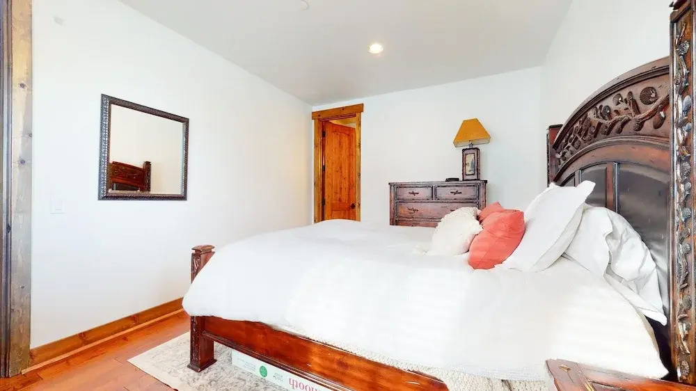 Snowcreek VI The Lodges 1130 Pet-Friendly, Beautiful and Spacious, Garage and Washer Dryer by RedAwning