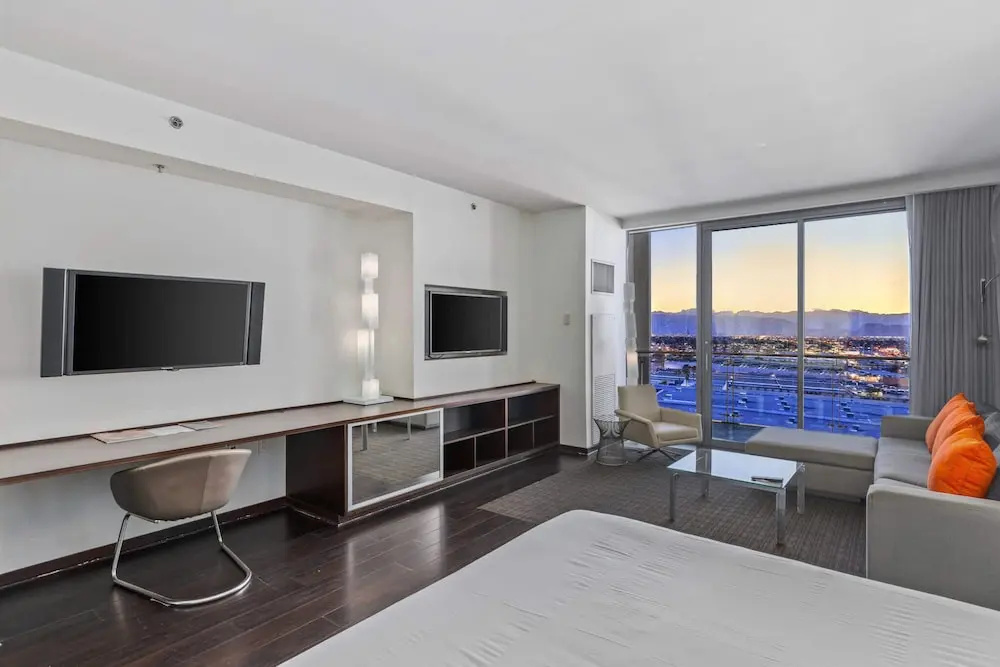 Incredible Views 51st Floor High-rise Studio -balcony