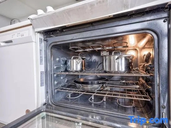 Stylish Downtown 1BR-Free Parking-Walk to CN Tower