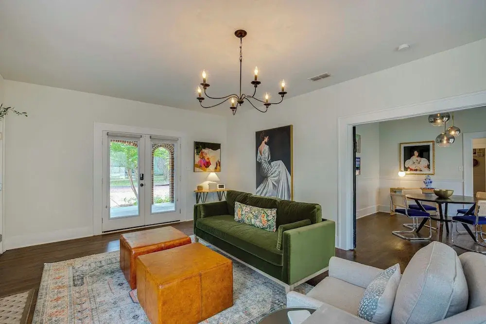 Walk to Bergfeld Park: 1928 Azalea District Home