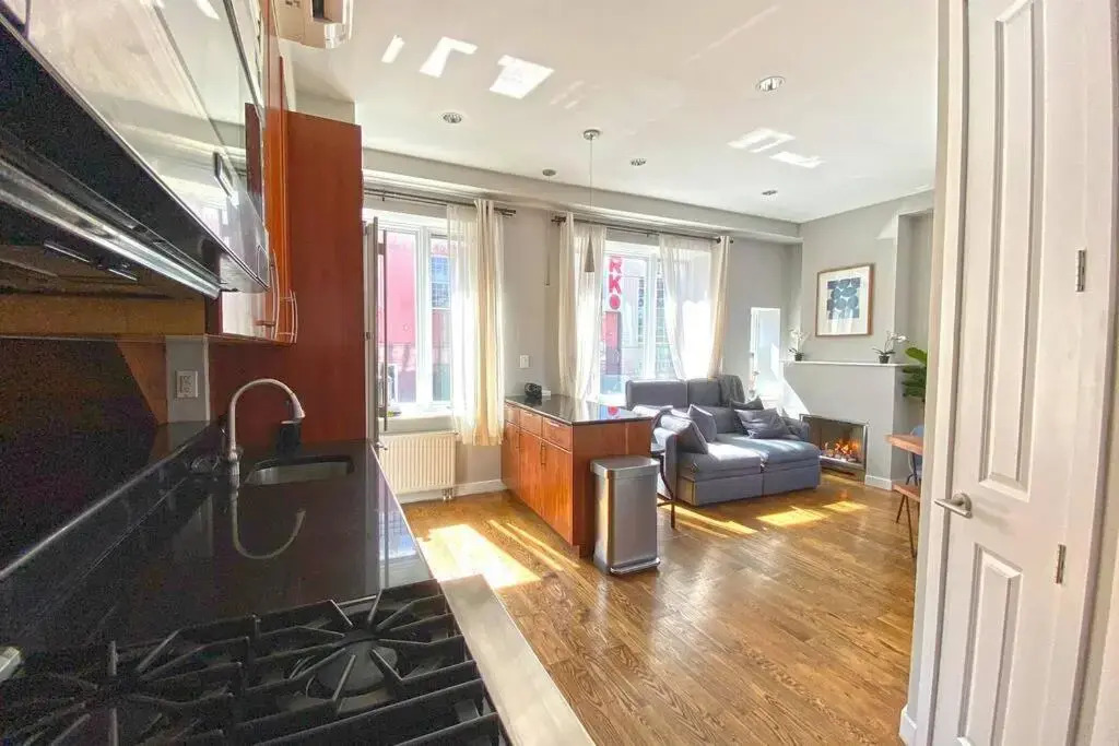 Beautiful 3 Bdrm 2 Bath Private Luxury Townhouse!