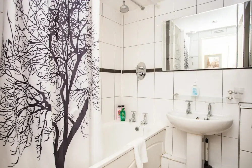 2 Bedroom Central London Apartment With Balcony