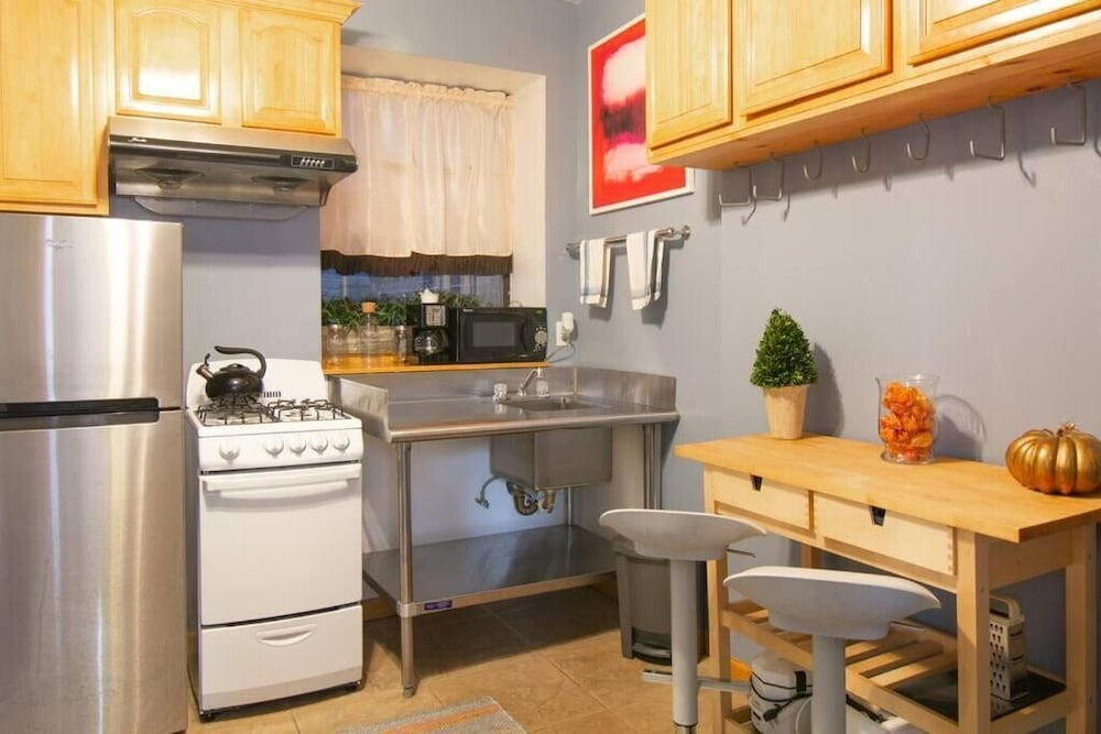 2 Bedroom Apartment with 3 Beds and Kitchen