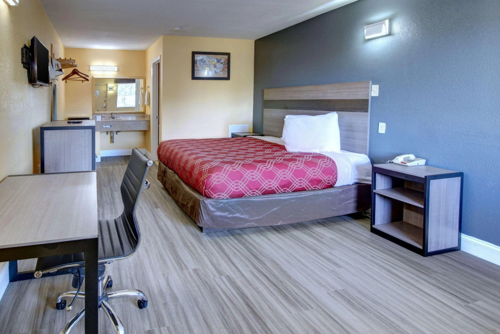 Econo Lodge at Military Circle
