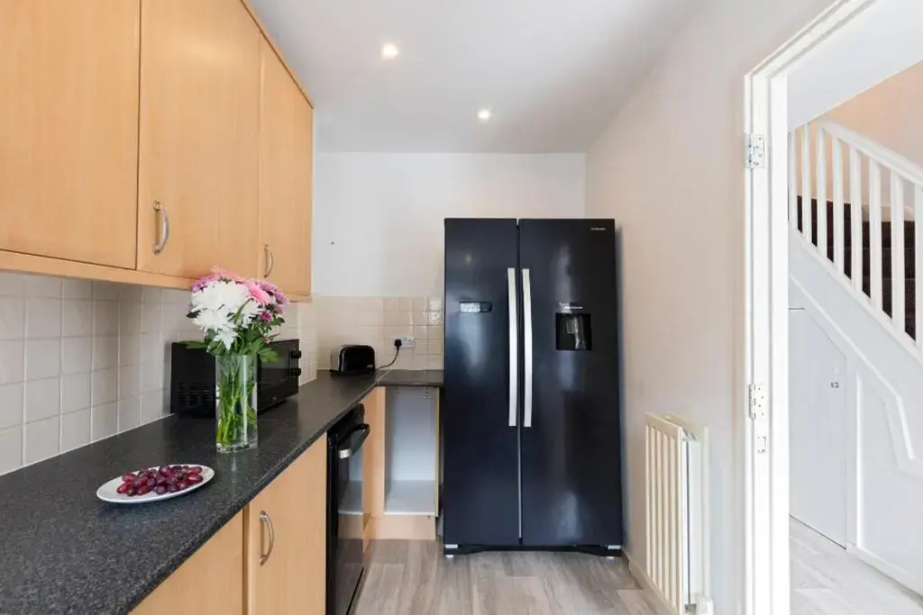 "Book Today" - 4 bed house, Sleeps up to 10, Free wifi, Perfect for Family & Business Travelers - Hartco Serviced Accommodation Walsall