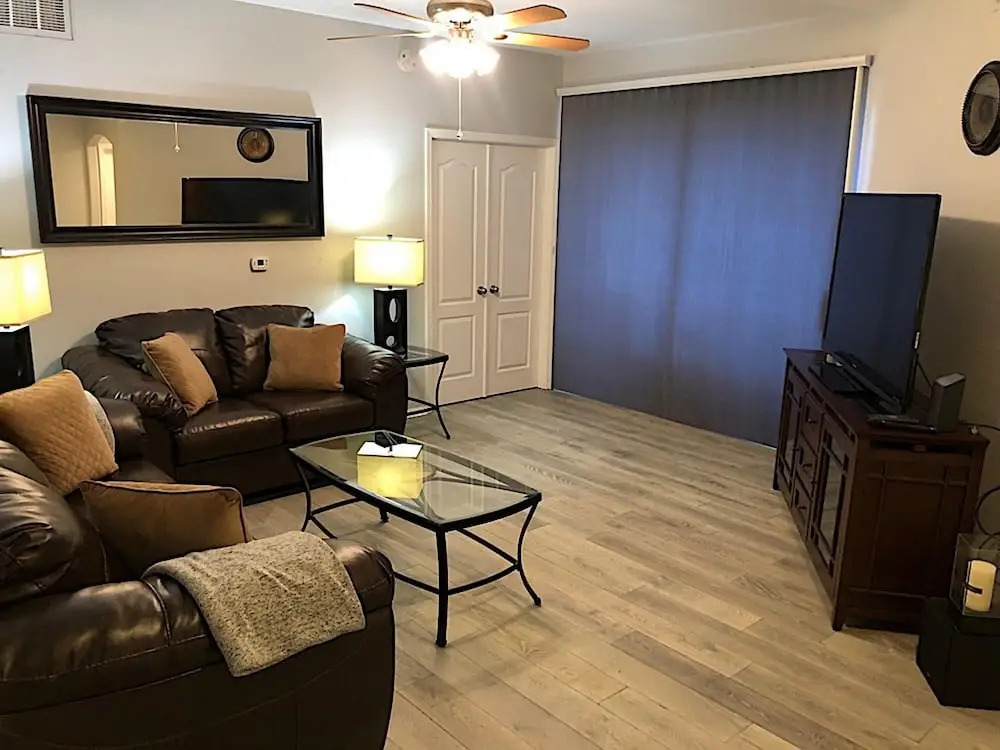 Uptown Simplicity - 3 Bedroom by Casago