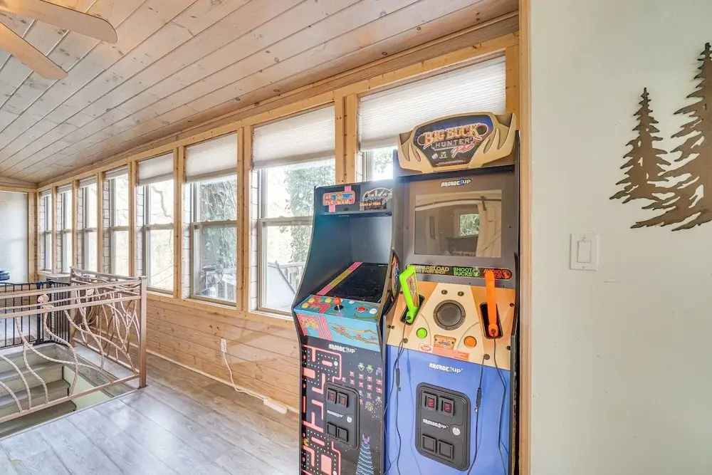 Hot Tub, Trails, Views! Little River Retreat