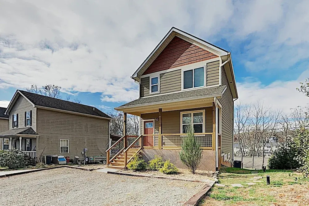 New Listing! New-build , Near Downtown 5 Bedroom Home
