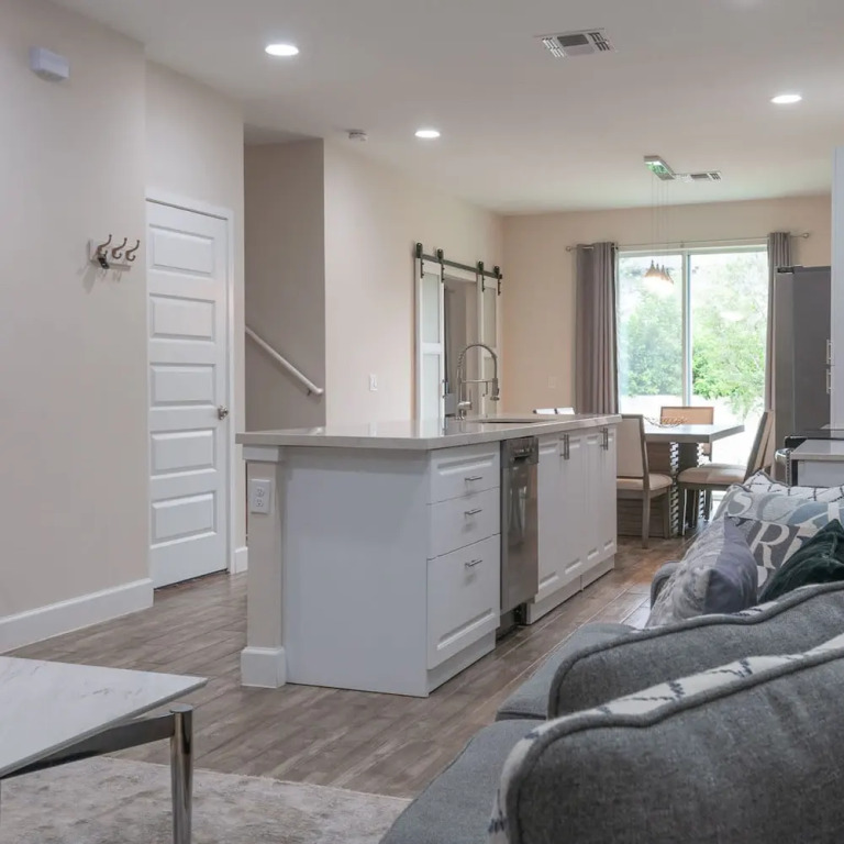 4449 Lovely 5BD For Your Family