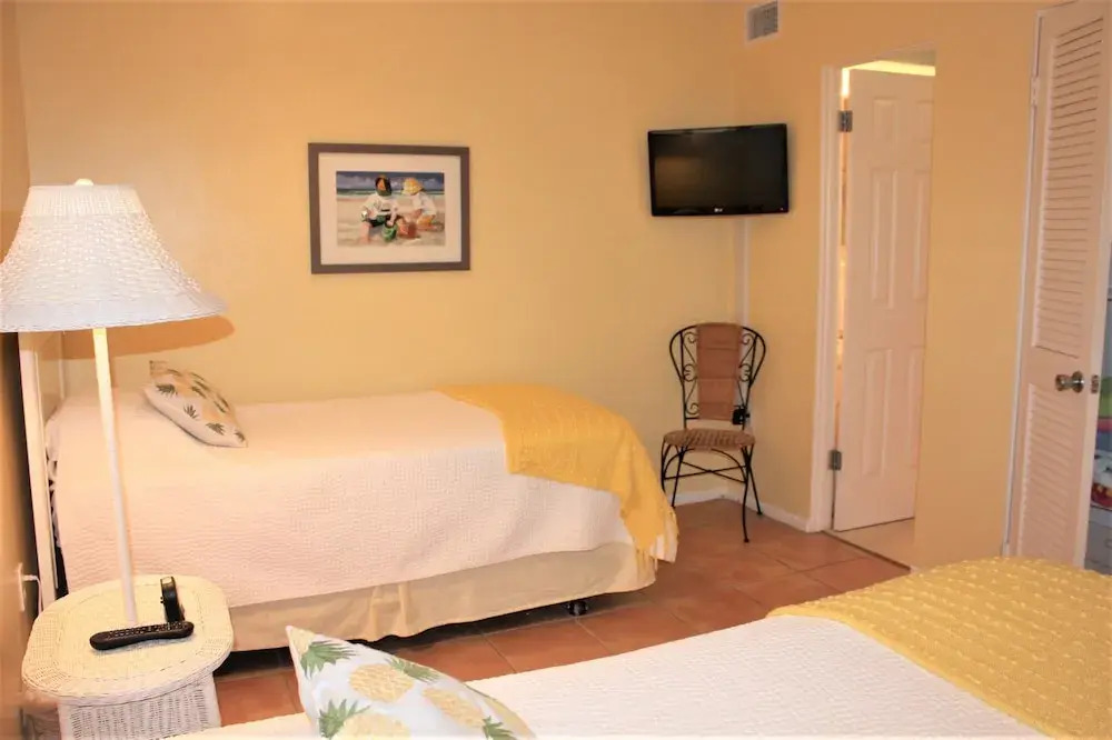 Aloha Kai - Unit 20- Beautifully Updated! 2 Bedrooms 2 Bathrooms Apts