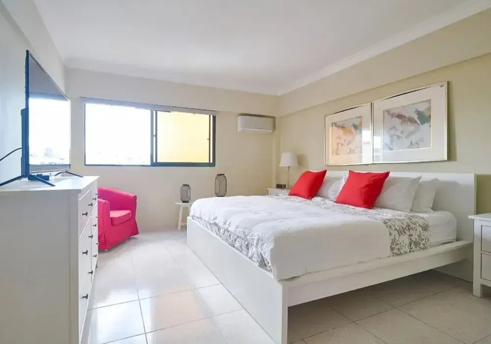 Penthouse in Evaristo Morales Sleeps 14