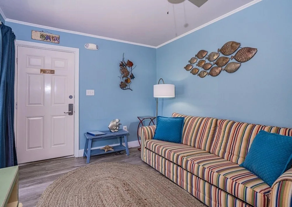 Beachside Villa 2 Bedroom Condo by Redawning
