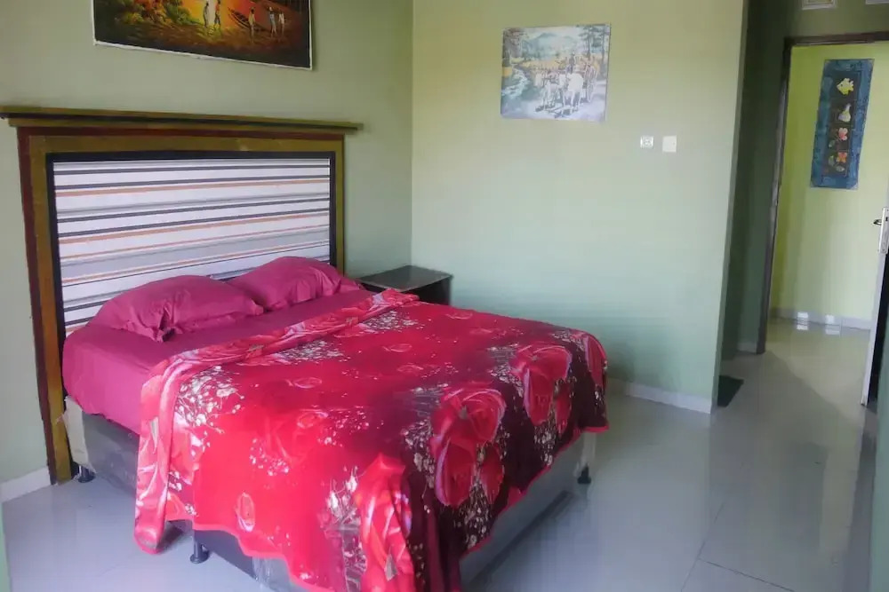 OYO Life 90646 Villa Karsinem Pasuruan