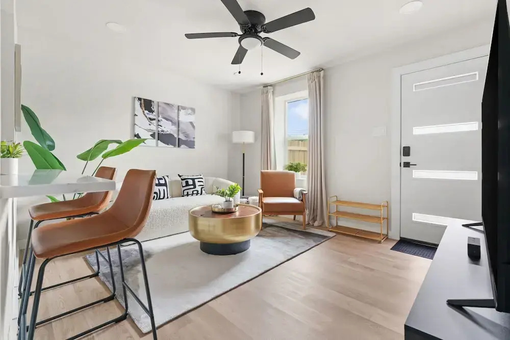 Cozy Modern Getaway Near Downtown