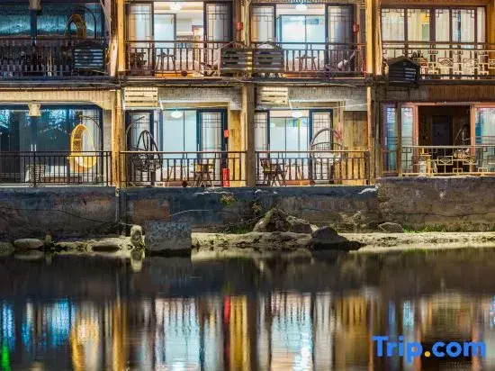 Qingshanjian Riverside Stilt House Inn (Phoenix Ancient Town - Hongqiao North Gate Pier Branch