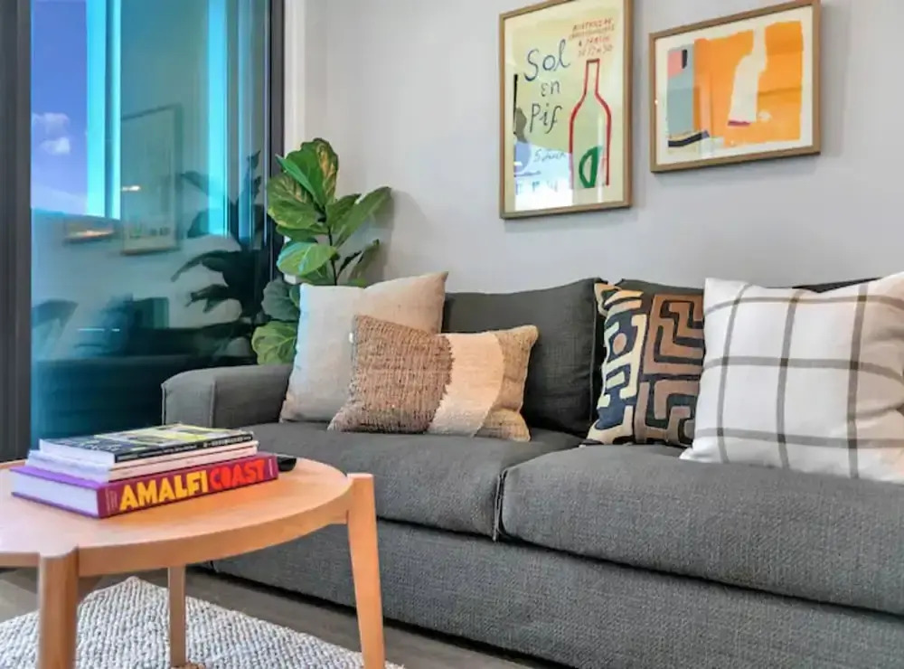Designer Luxury 2-Bed Apartment With Car Park