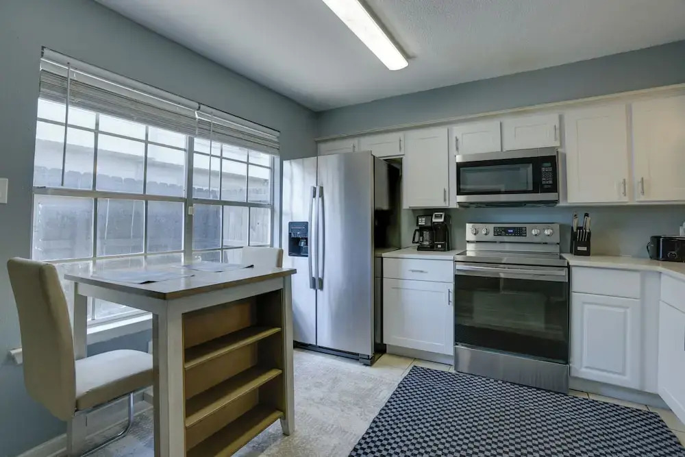 Pets Welcome! Humble Townhome 4 Mi to Airport