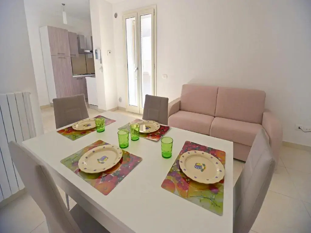 Leo Apartments