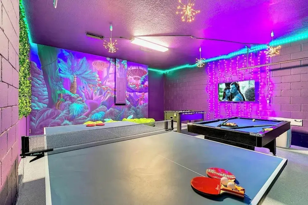 UpstaySleeps20ThemeRoomsPoolHotTubTheatr
