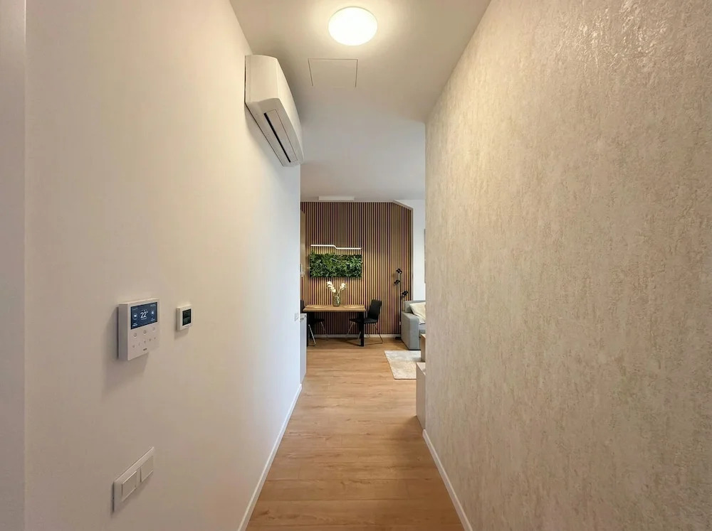 8-Min to Airport 1BR & 1LR Flat