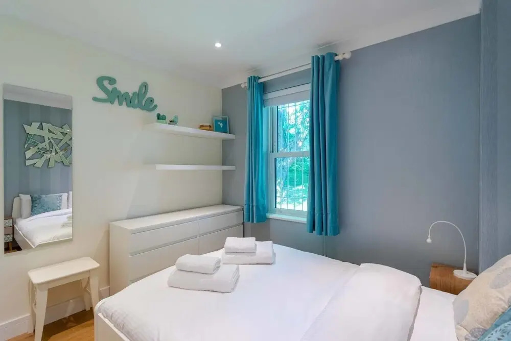 Fantastic 1BR Home - 1 Stop To Canary Wharf!