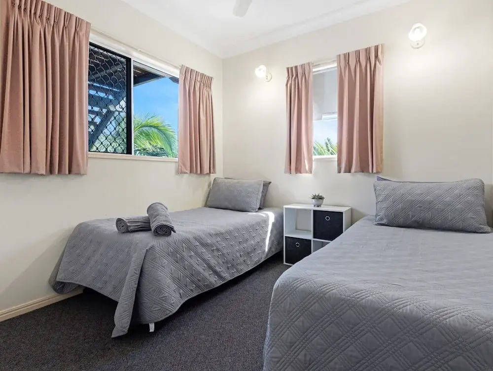 Beachside 2-bed Apartment With Secure Parking