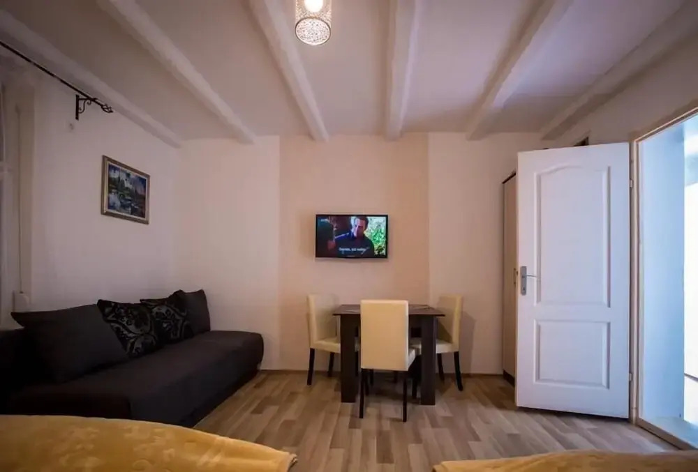 Dve kuce pored jezera
