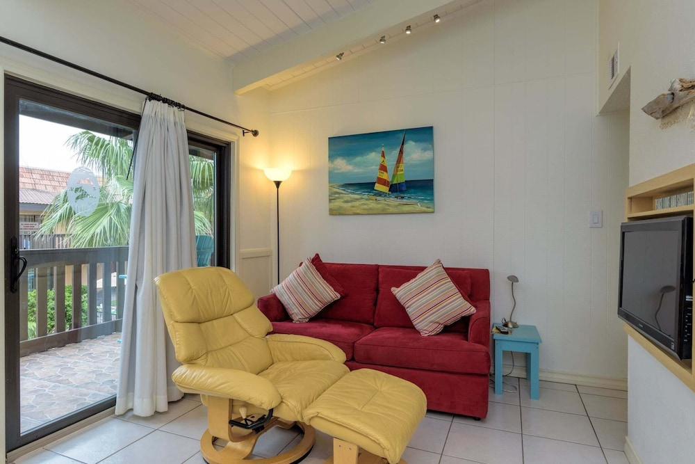 1br Resort-style Condo W/ Balcony And Pool 1 Bedroom Condo