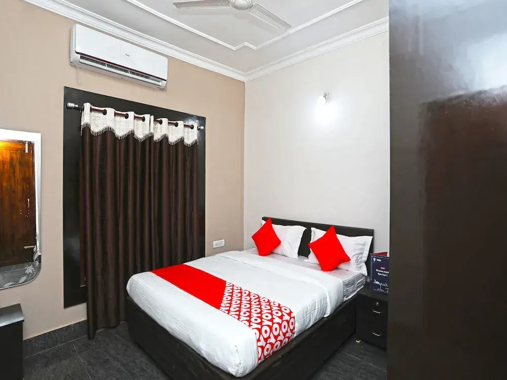 OYO 14988 Regal Stays