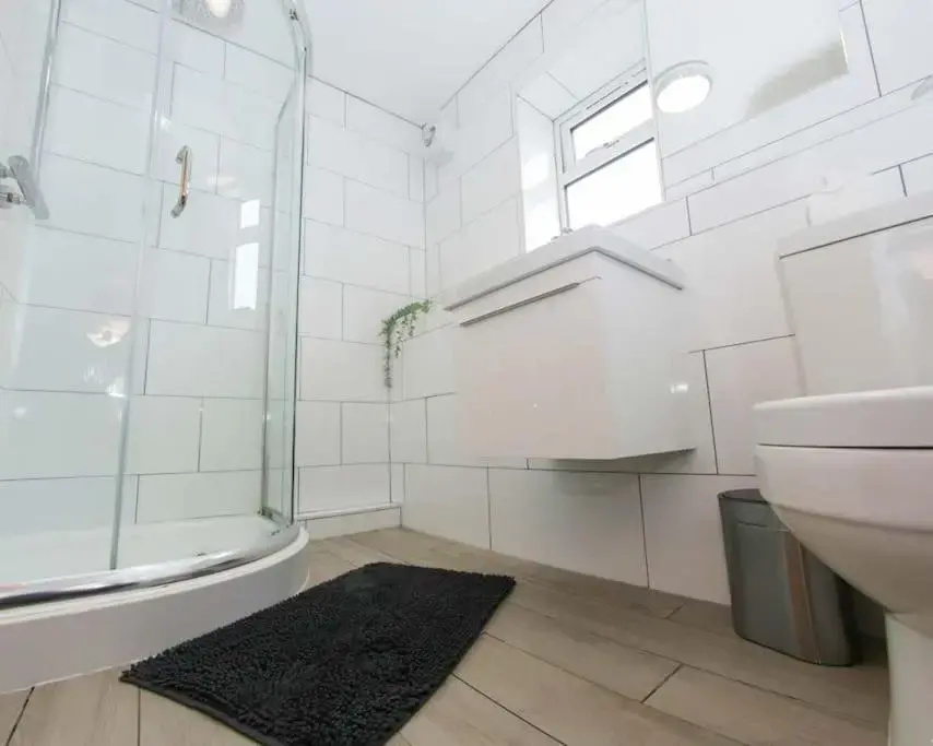 No11 Luxe Living Guest House-Sleeps 6-Family Friendly-Private Parking-Wifi-City-Beach