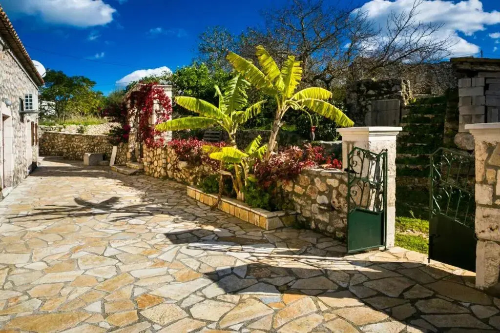 1841 Petrino Villa