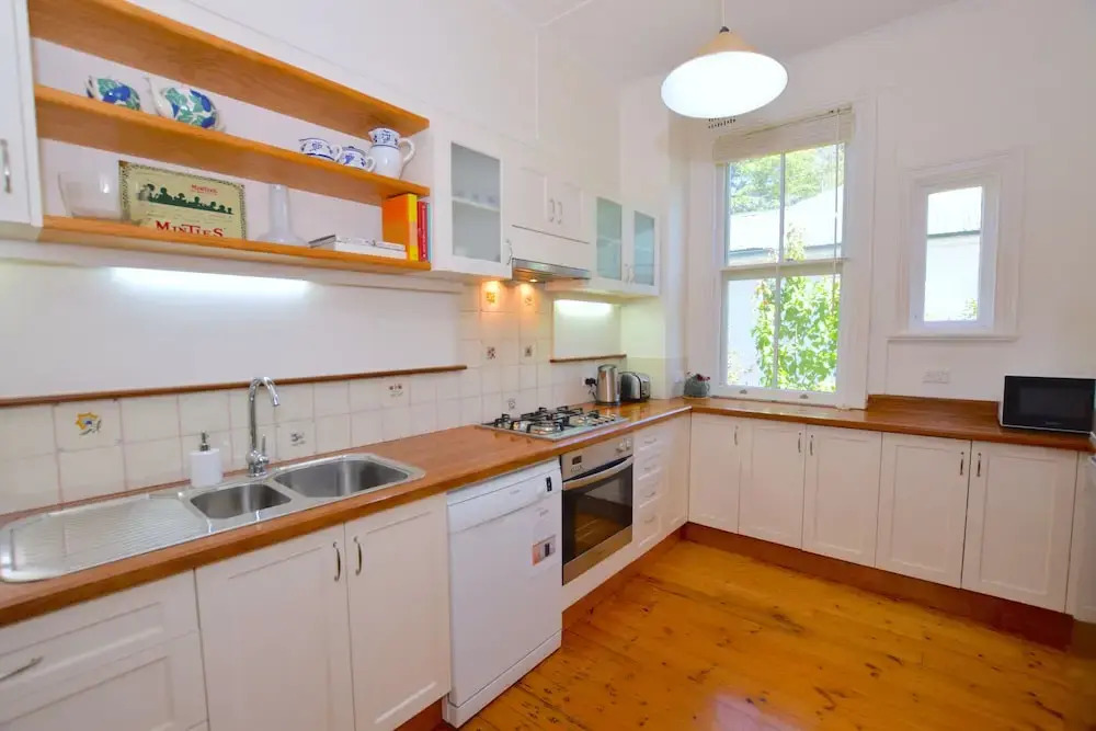 Mintie Cottage on Leura Mall