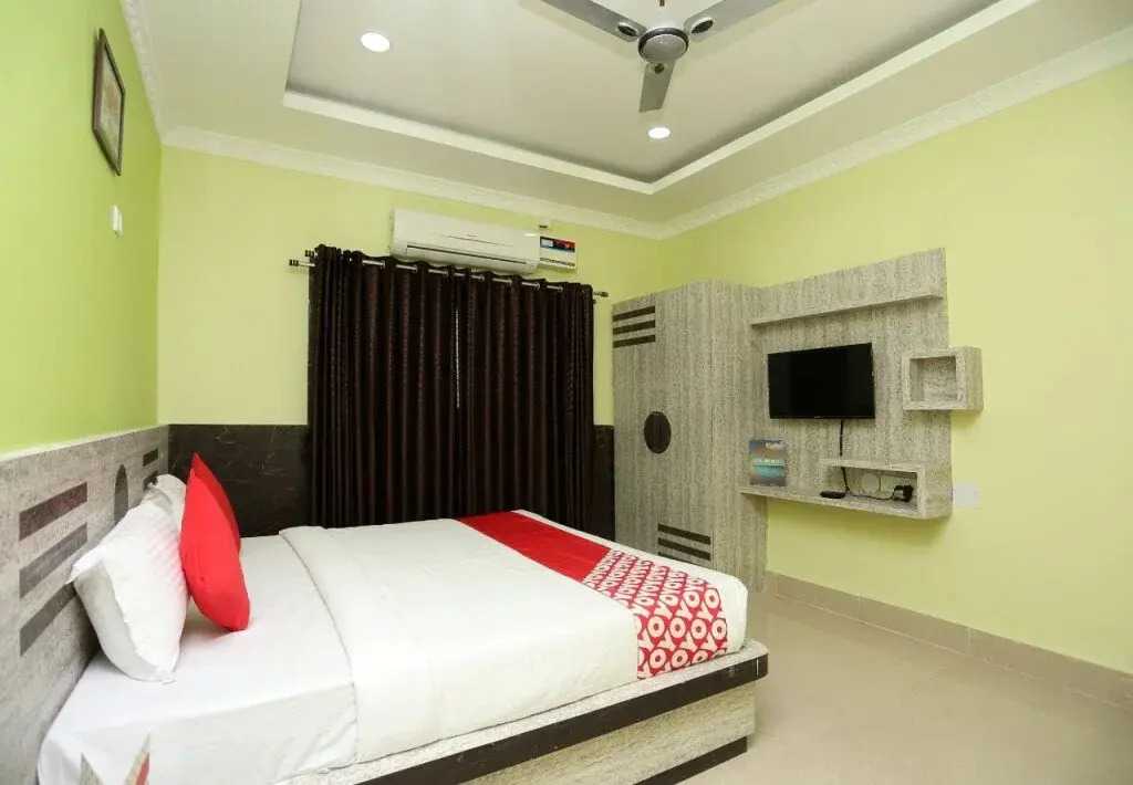 OYO 24317 Aditya Guest House 3