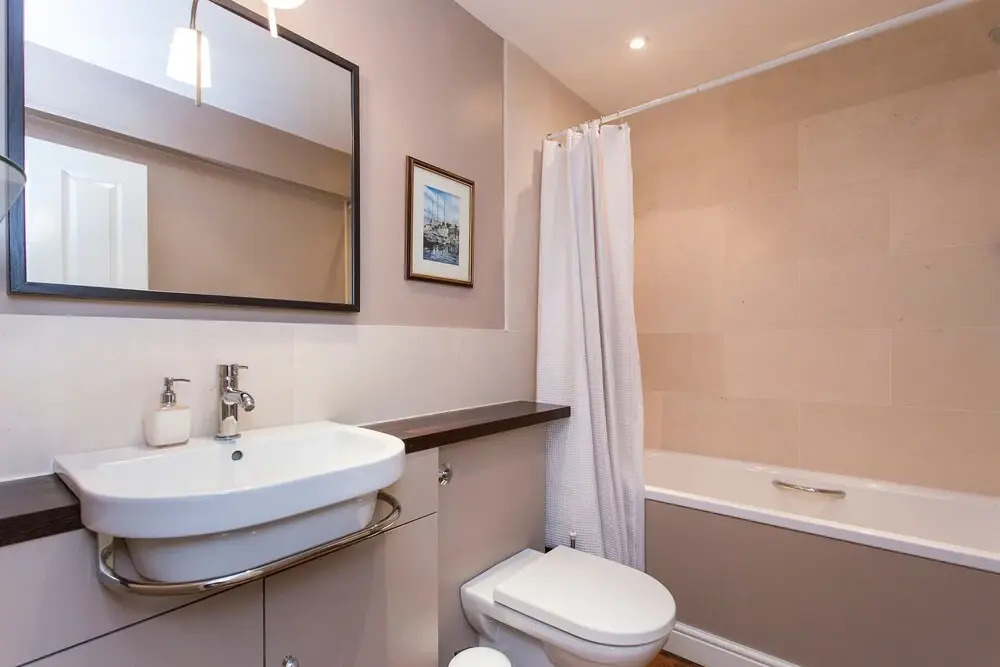 JOIVY Modern 2 bed flat in Central London, sleeps 6