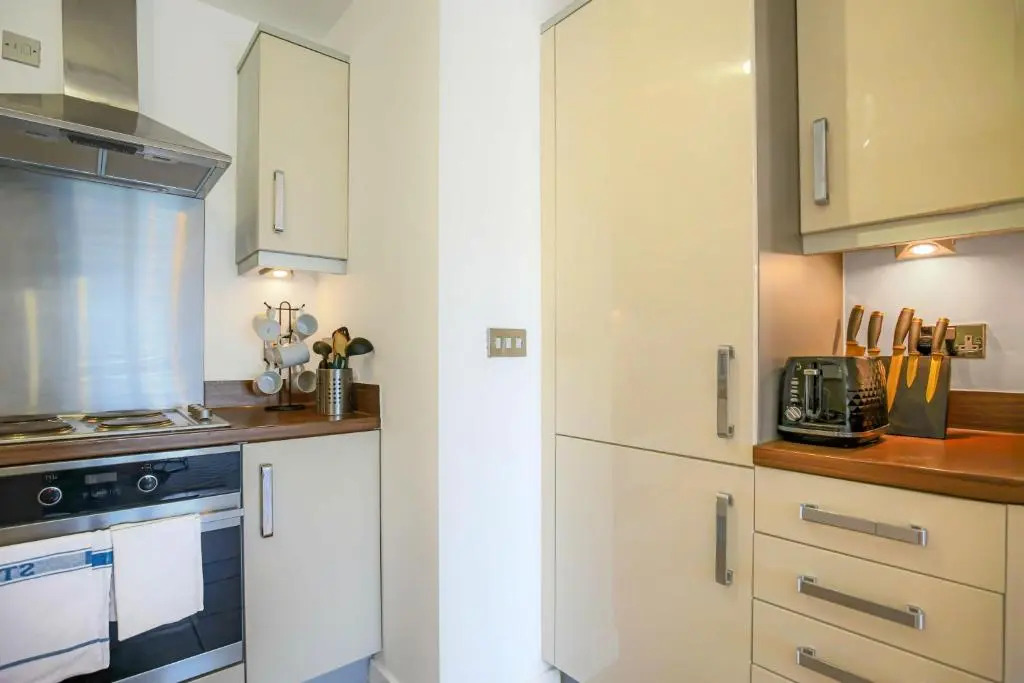 Luxury 1 Bedroom Hub Apartment - Central MK - Free Parking & Smart TV by Yoko Property