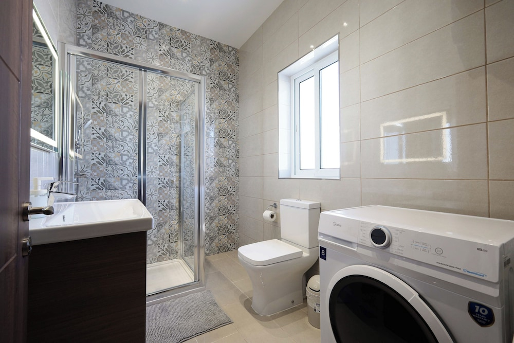 Cosy 1 BD Penthouse in Bugibba - Corner Terrace with Sea Views