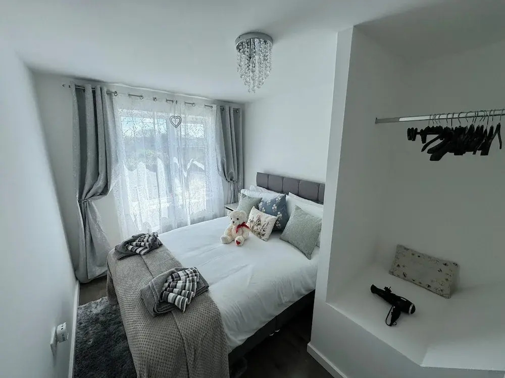 Modern 3-bed Hideaway Near Westgate With Parking