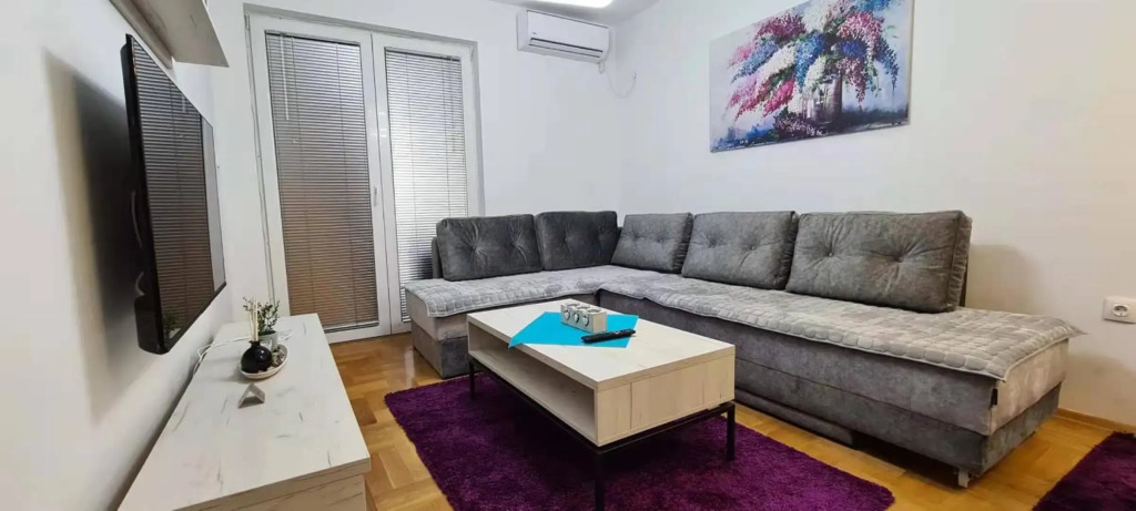 Stylish Violet & Modern Apartment