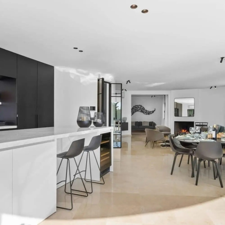 Huswell - Relax in luxury at this stunning seaside Villa