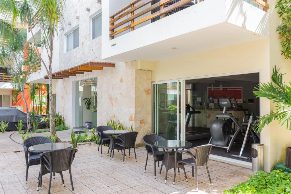 Exclusive 2 Level 3 BR Penthouse | Private Hot Tub & Roof | WiFi | Great Amenities & GYM