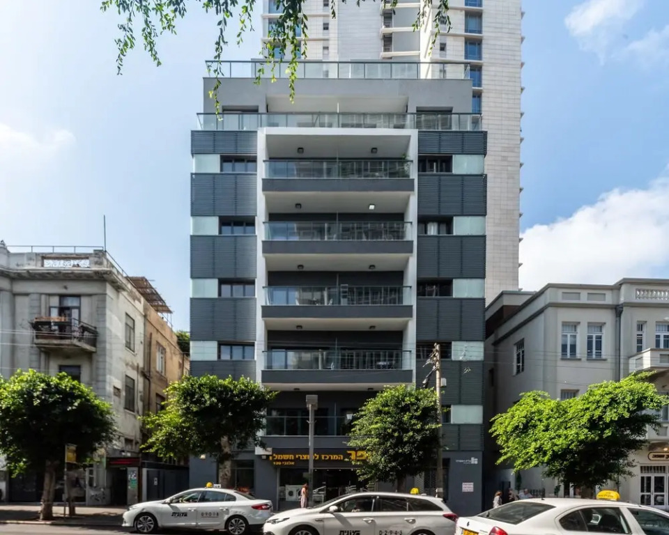Stylish with Balcony Viewing Rothschild