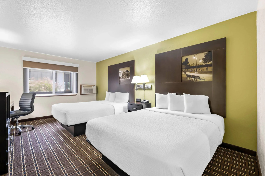 Super 8 by Wyndham La Crosse